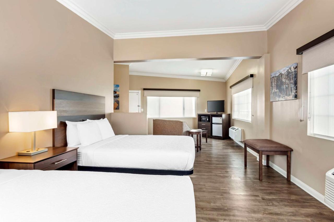 Queen Suite with Two Queen Beds and Family Room at Best Western China Lake Inn