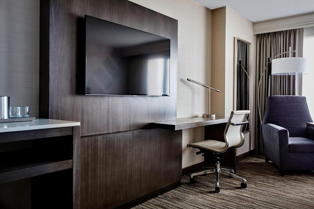King or Double Room with Waterfront View at San Francisco Airport Marriott Waterfront