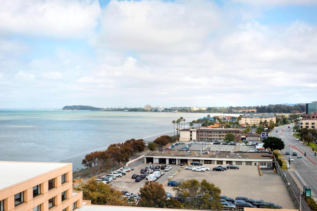 Guest room with Two Double Beds, Bay view at San Francisco Airport Marriott Waterfront