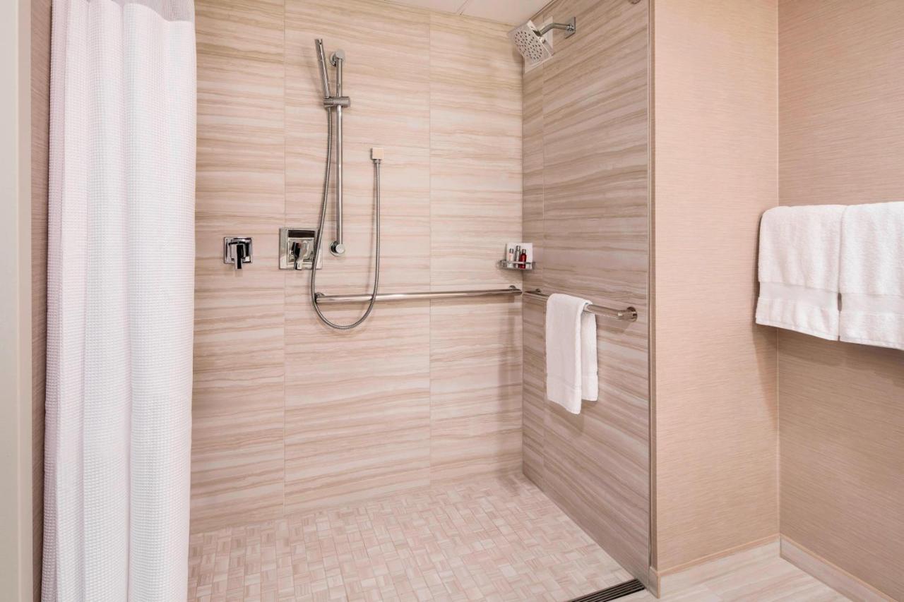 Guest Room King at San Francisco Airport Marriott Waterfront