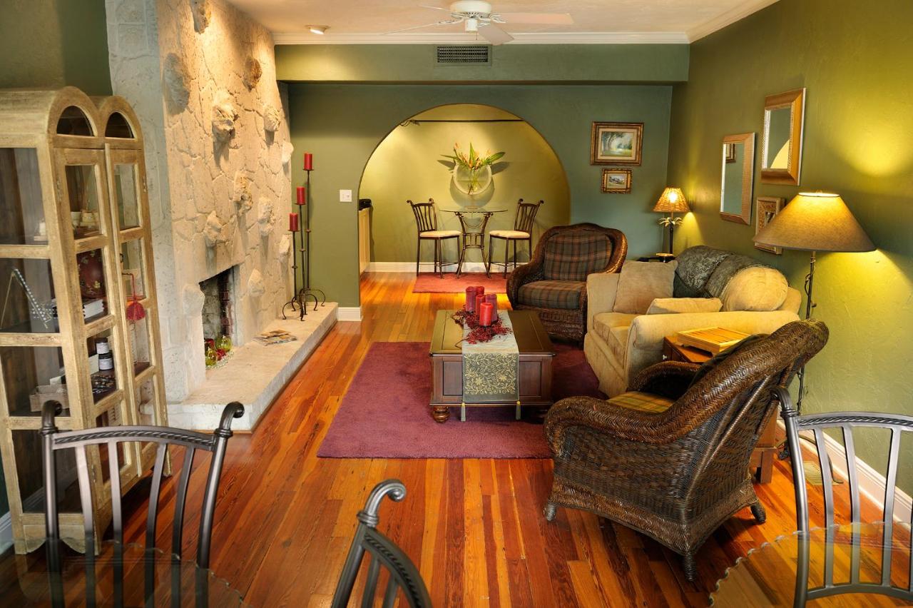| Mango Inn Bed and Breakfast