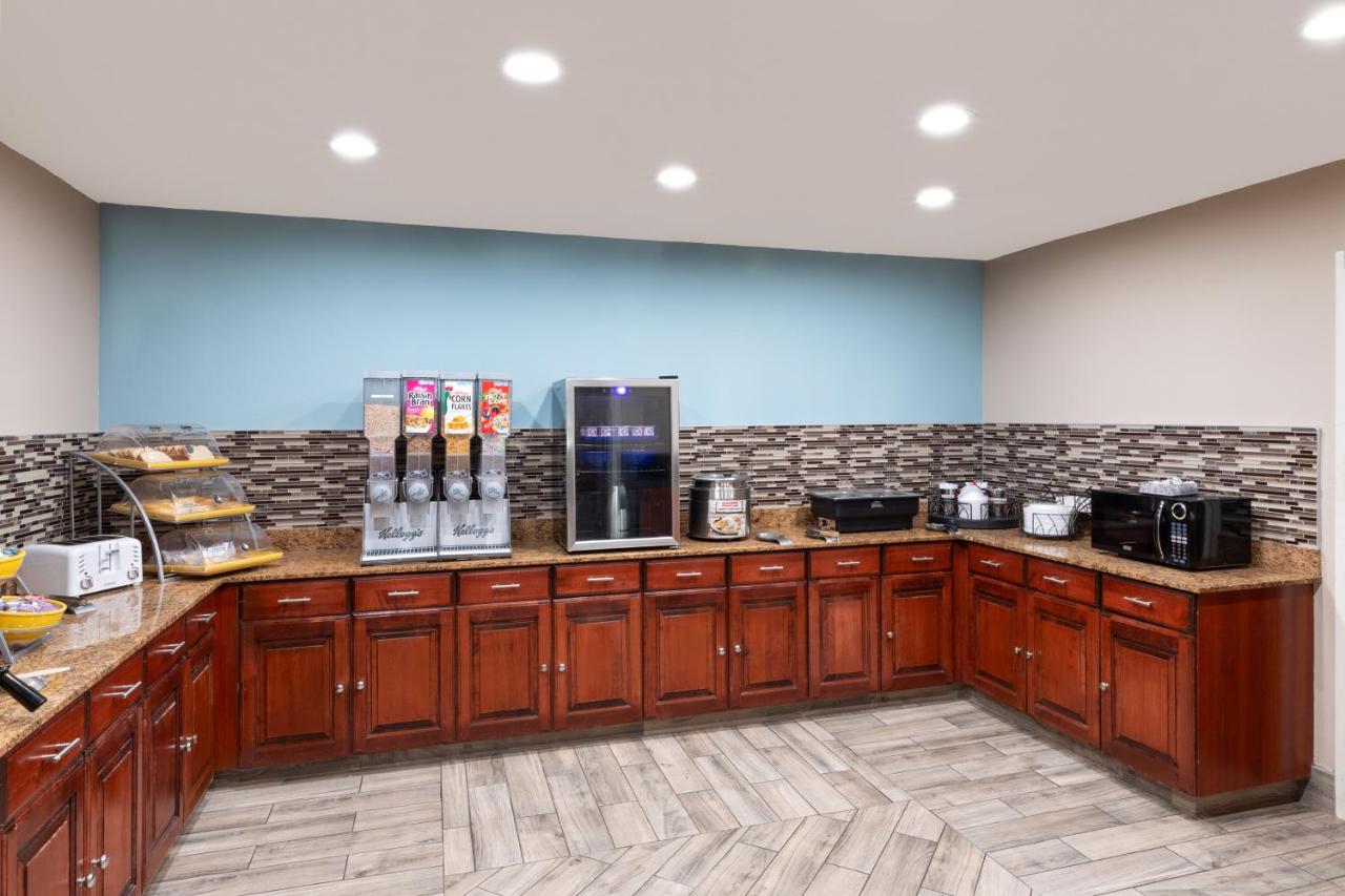 | Super 8 by Wyndham Lubbock West