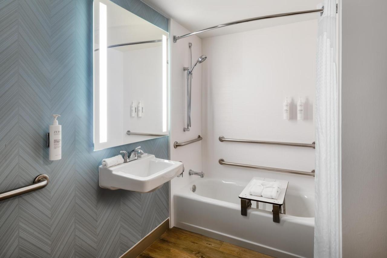 King Room with BathTub - Disability Access at Hilton Garden Inn Bakersfield