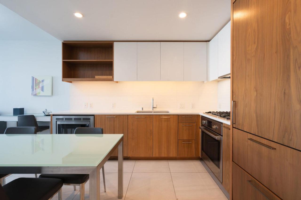 One Bedroom Executive Corner at Level Los Angeles Downtown - South Olive