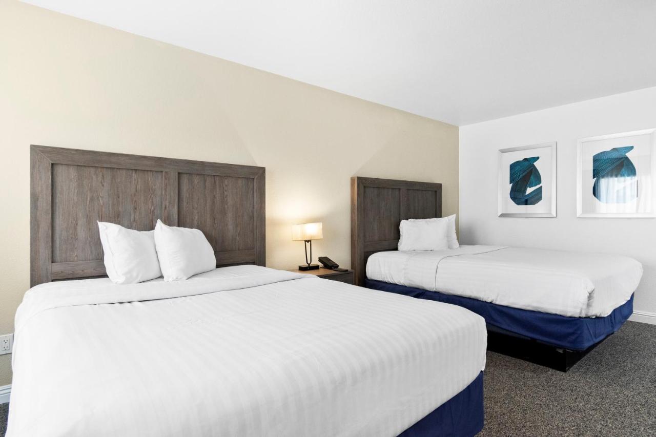 RQQ SINGLE ROOM WITH 2 QUEEN BEDS at Serene Vegas Boutique Hotel