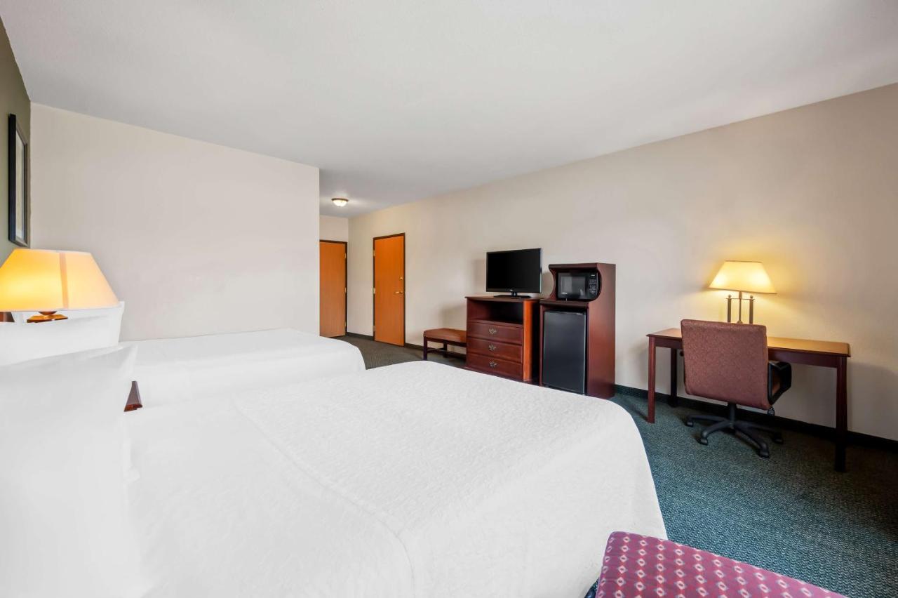 Queen Room with Roll-In Shower - Disability Access/Non-Smoking at Best Western Annawan Inn