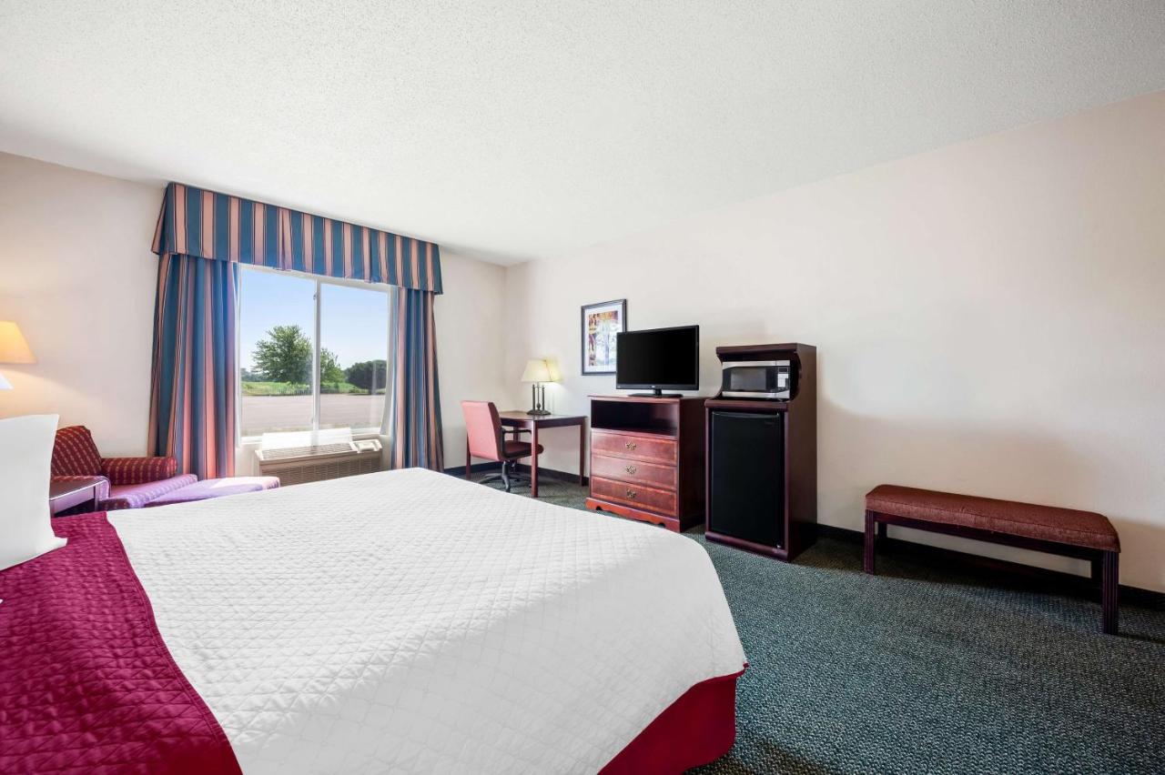 King Room with Roll-in Shower - Disability Access/Non-Smoking at Best Western Annawan Inn