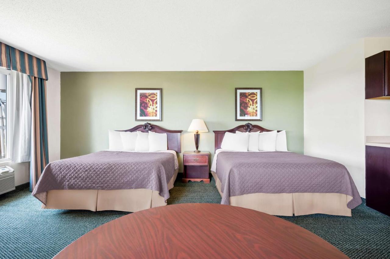 Junior Queen Suite - Non-Smoking at Best Western Annawan Inn