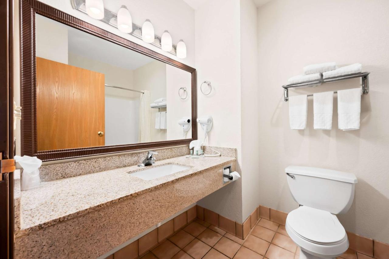 King Room - Non-Smoking at Best Western Annawan Inn