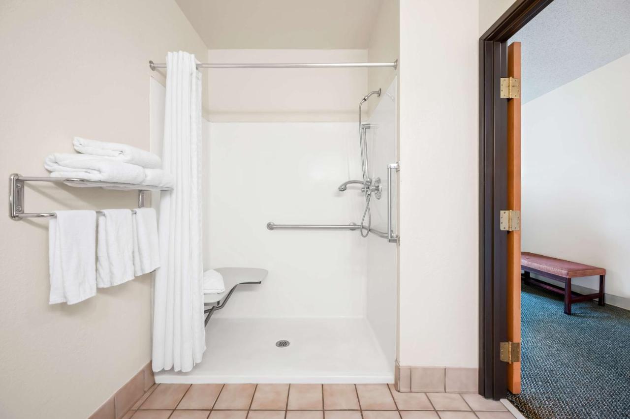 King Room with Roll-in Shower - Disability Access/Non-Smoking at Best Western Annawan Inn