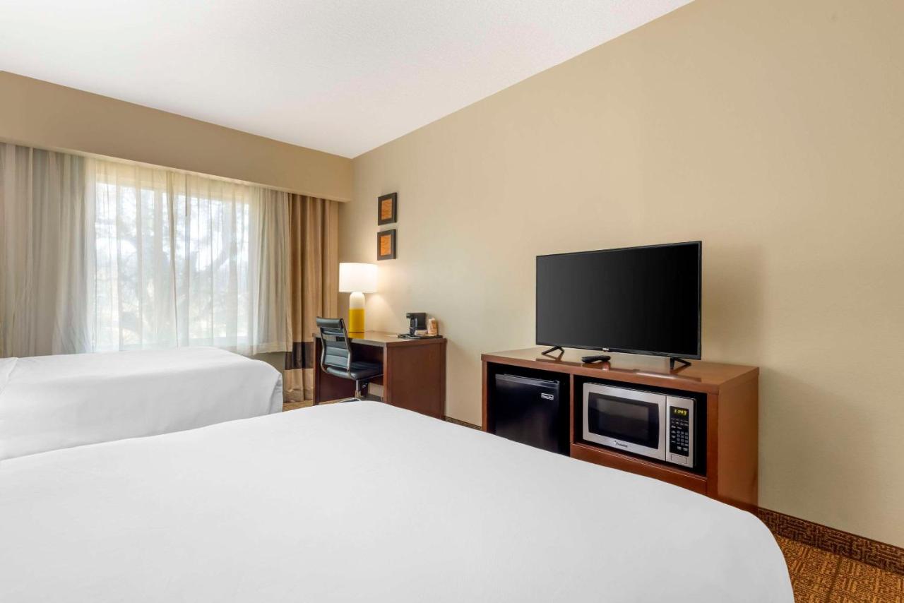 Deluxe Queen Suite with Two Queen Beds at Comfort Suites Near Vancouver Mall
