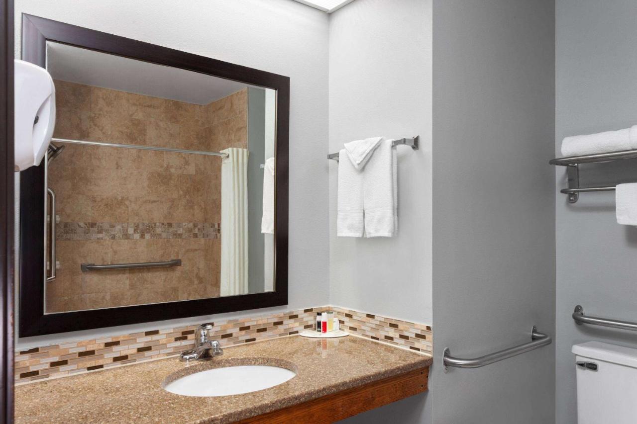 Queen Room with Bath Tub - Mobility Accessible/Non-Smoking at Super 8 by Wyndham Sun Prairie/Madison E