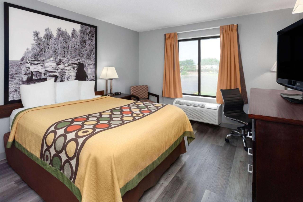 Queen Room - Non-Smoking at Super 8 by Wyndham Sun Prairie/Madison E