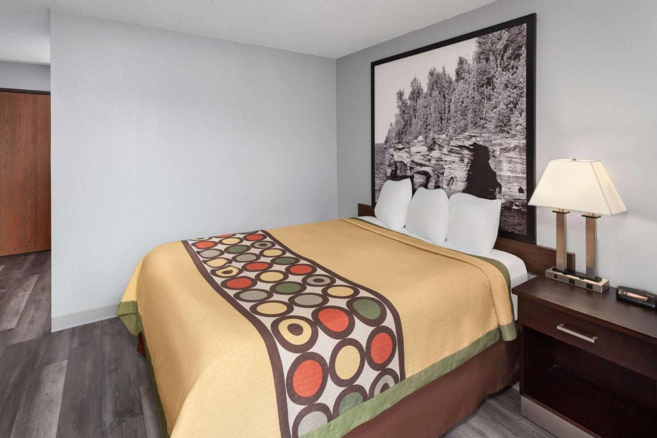 Queen Room with Bath Tub - Mobility Accessible/Non-Smoking at Super 8 by Wyndham Sun Prairie/Madison E