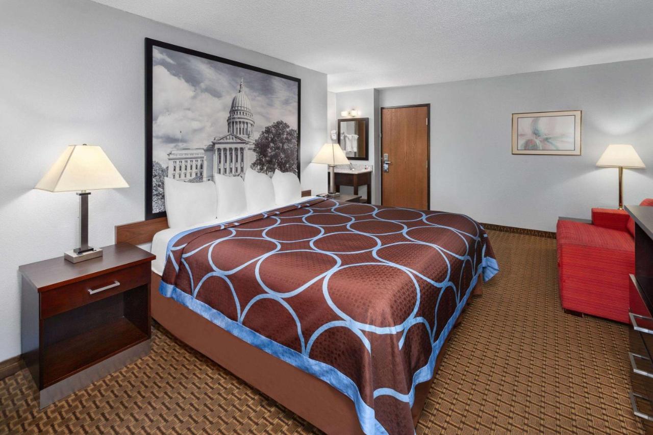 King Suite at Super 8 by Wyndham Sun Prairie/Madison E