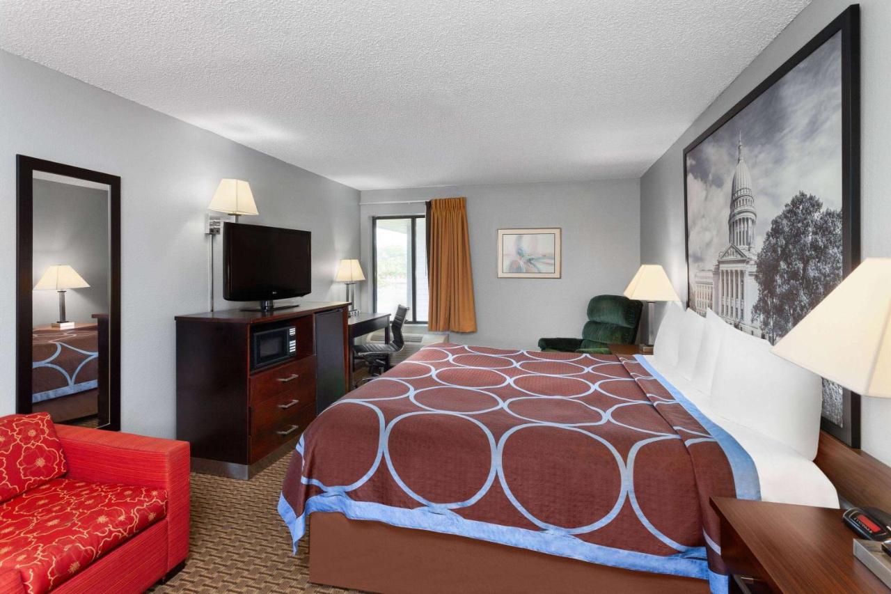 King Suite at Super 8 by Wyndham Sun Prairie/Madison E