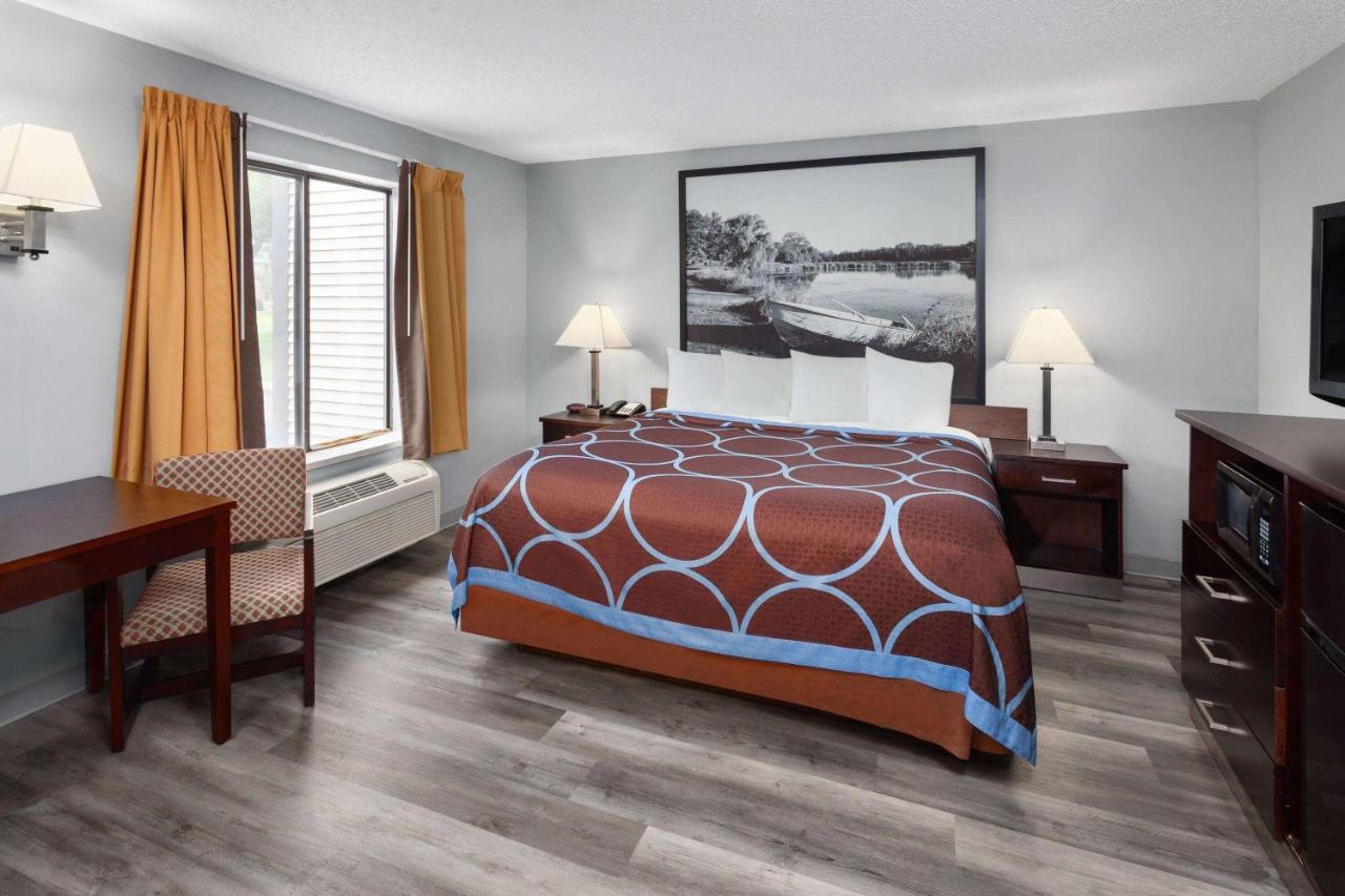 Deluxe King Suite at Super 8 by Wyndham Sun Prairie/Madison E