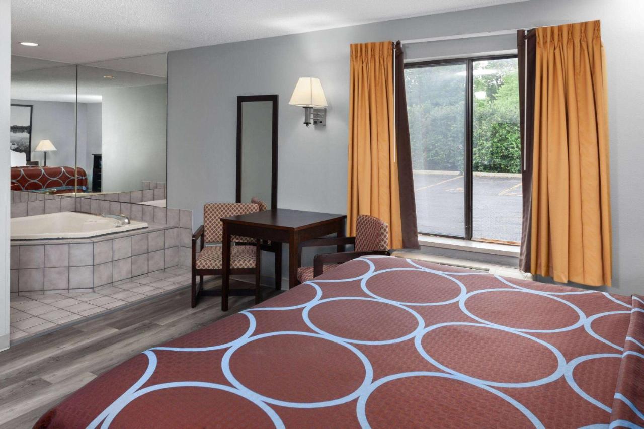 Deluxe King Suite at Super 8 by Wyndham Sun Prairie/Madison E
