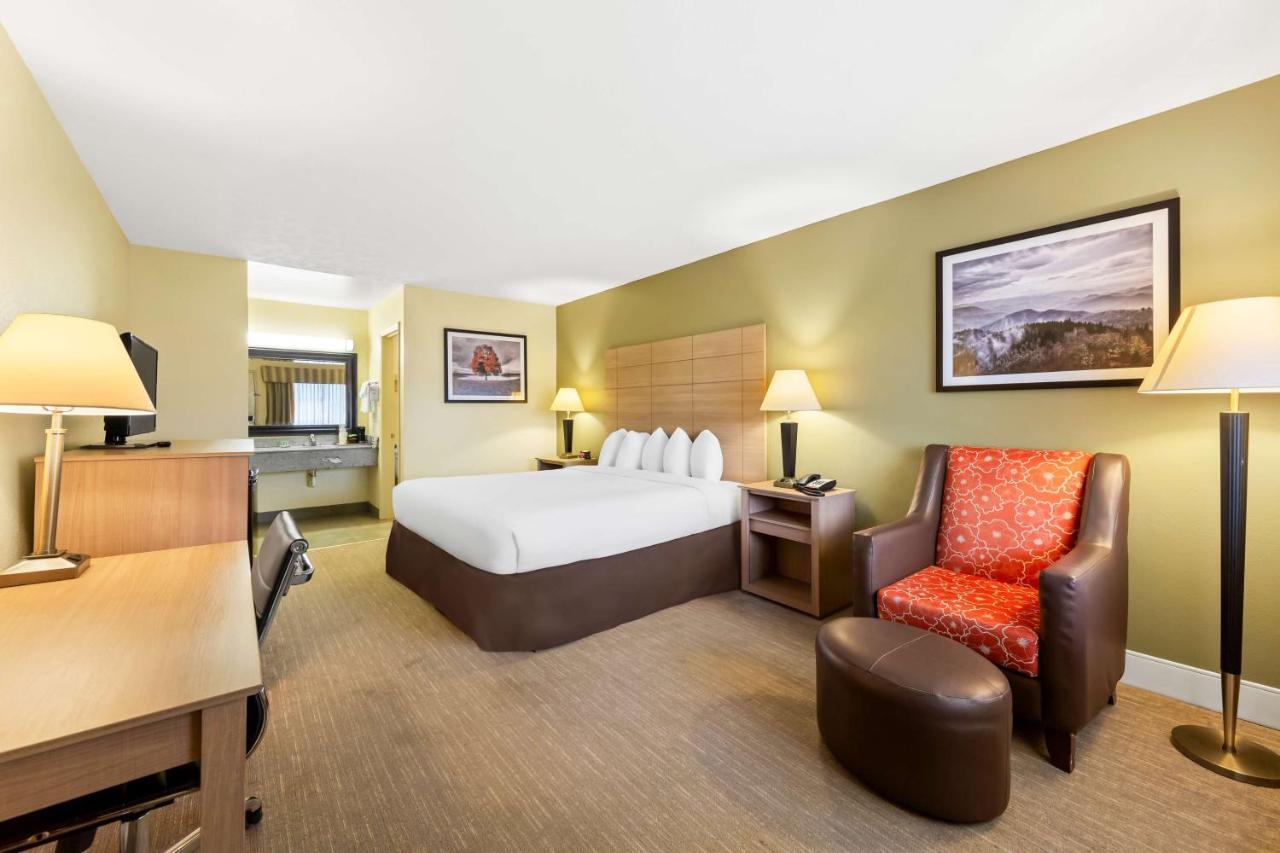 King Room - Smoking at Best Western Dayton