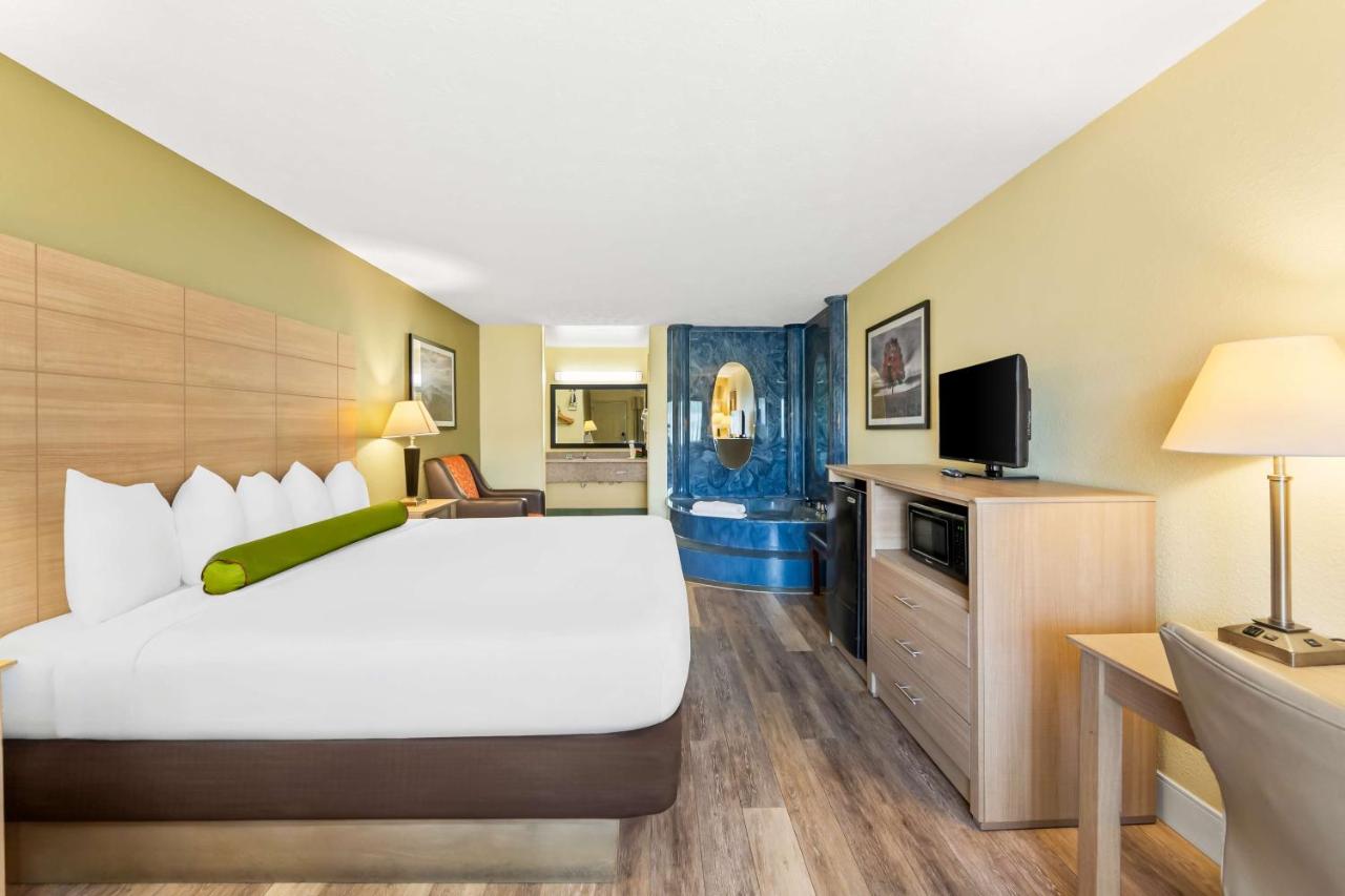 King Room with Spa Bath - Smoking at Best Western Dayton