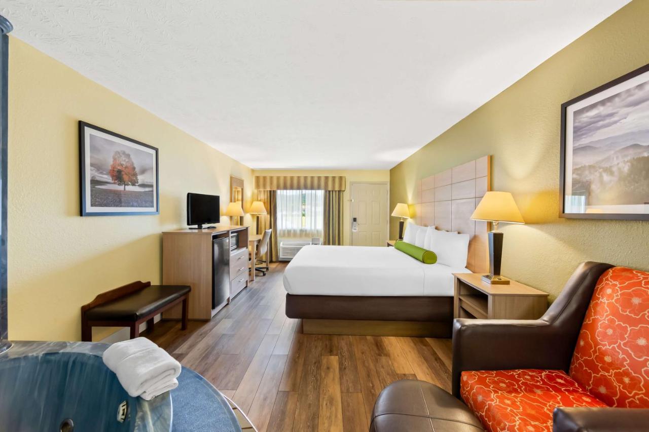 King Room with Spa Bath - Smoking at Best Western Dayton
