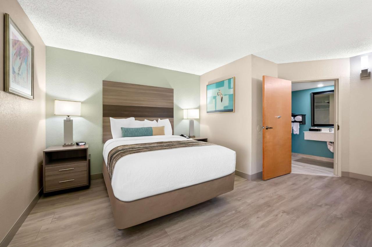 Queen Room - Mobility Accessible/Non-Smoking at Best Western Intracoastal Inn
