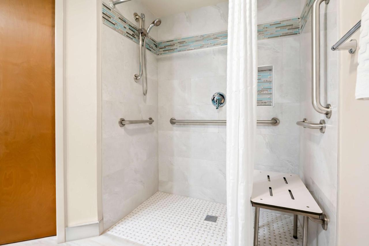 Queen Room - Mobility Accessible/Non-Smoking at Best Western Intracoastal Inn