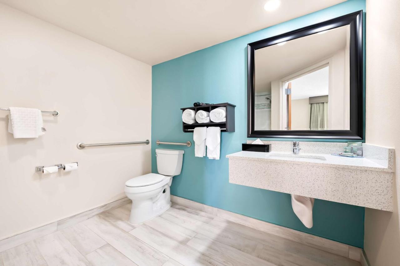 Queen Room - Mobility Accessible/Non-Smoking at Best Western Intracoastal Inn