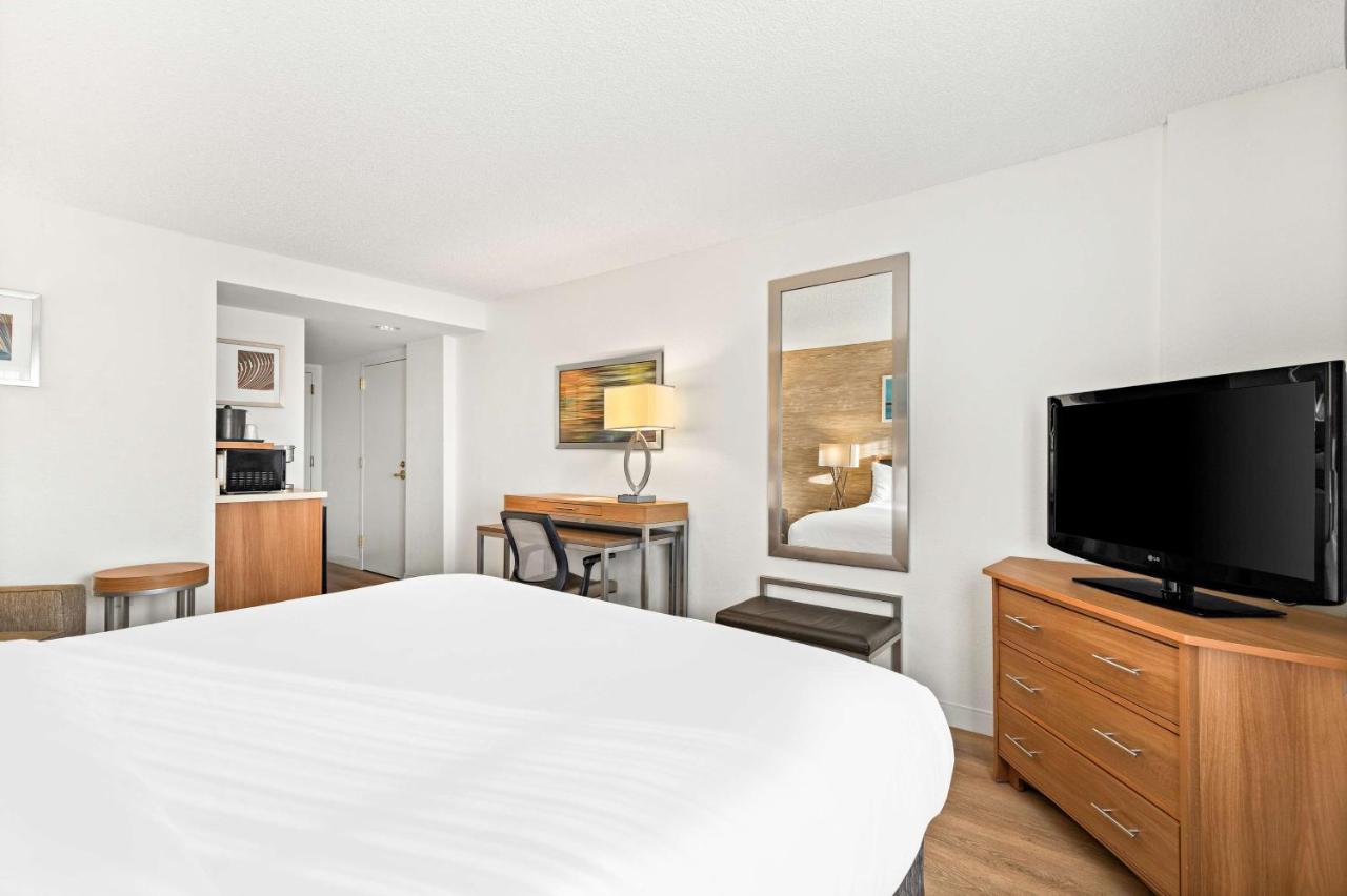 Deluxe King Room at Sonesta Anaheim Resort Area