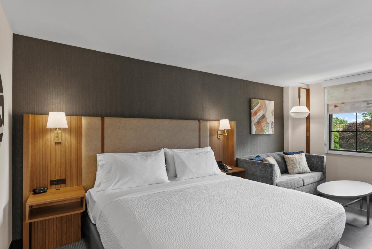 King Room - Non-Smoking at Holiday Inn Niagara Falls State Park Entry by IHG