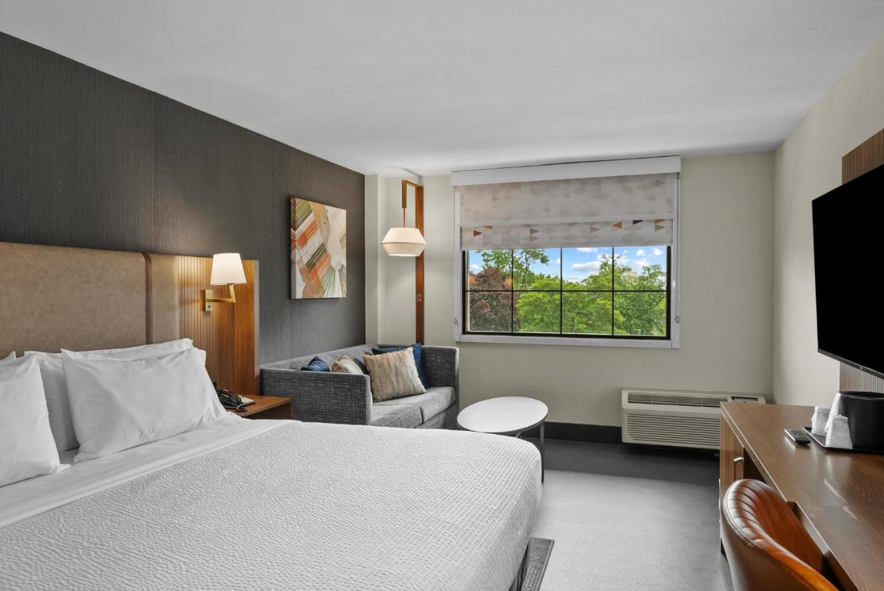 King Room - Non-Smoking at Holiday Inn Niagara Falls State Park Entry by IHG