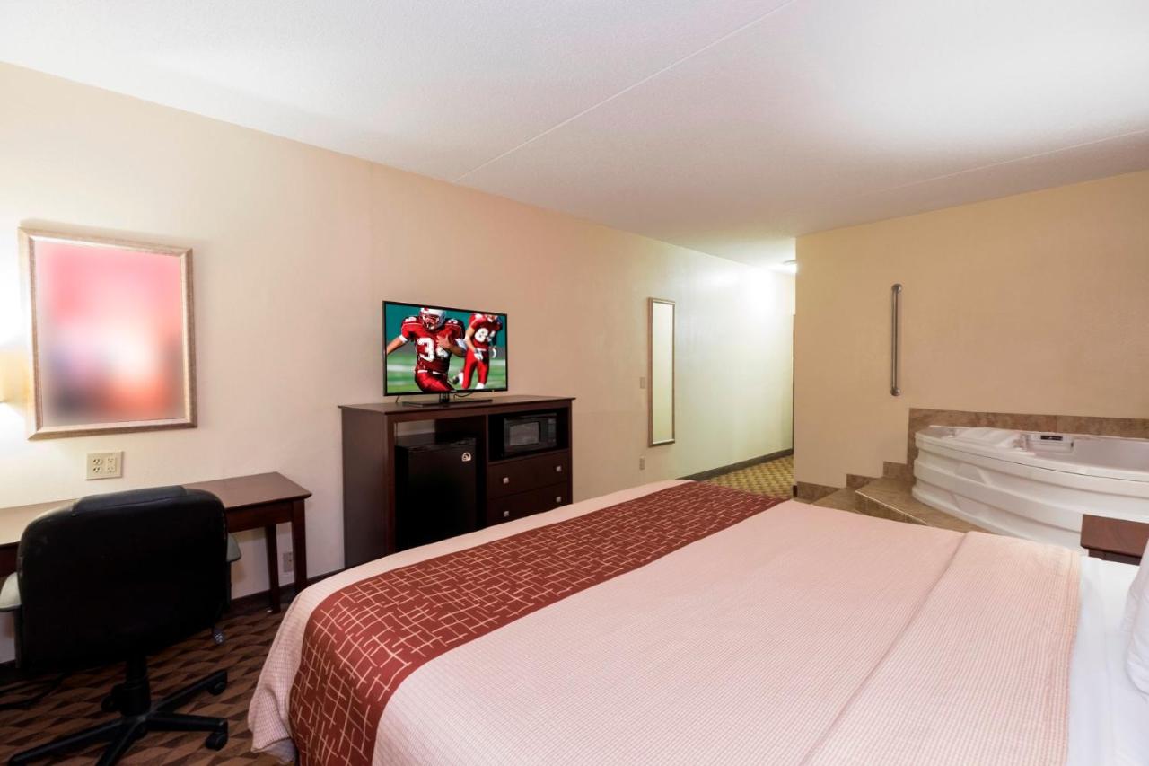 Superior King Suite - Non-Smoking at Red Roof Inn & Suites Cincinnati North - Mason
