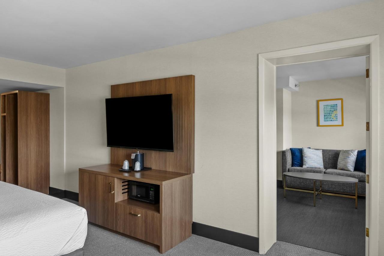 King Suite - Non-Smoking at Holiday Inn Niagara Falls State Park Entry by IHG