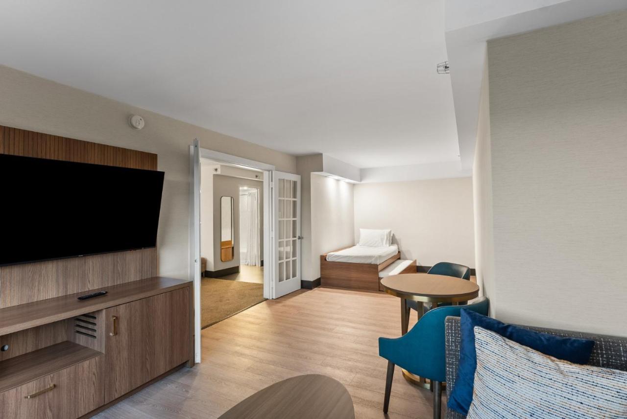 King Suite - Non-Smoking at Holiday Inn Niagara Falls State Park Entry by IHG