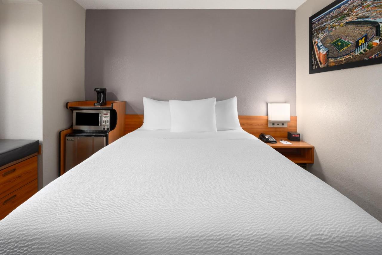 Queen Room - Non-Smoking at Microtel Inn & Suites by Wyndham Ann Arbor