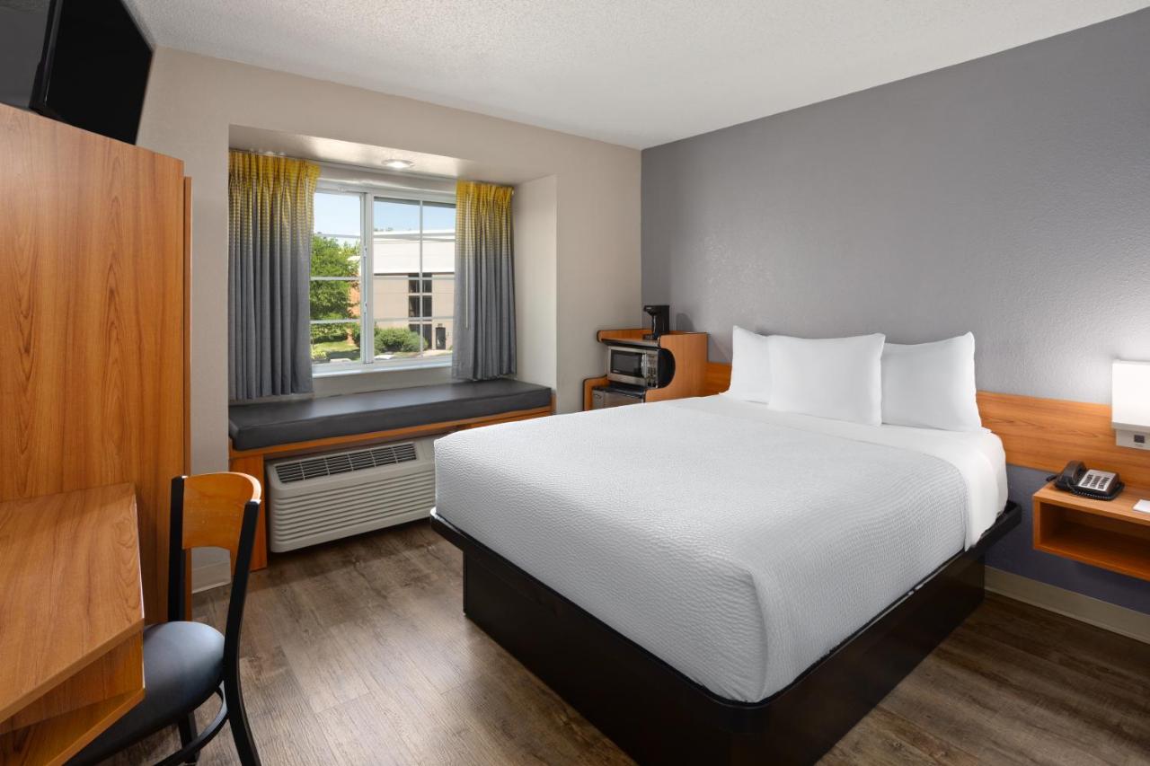 Queen Room - Non-Smoking at Microtel Inn & Suites by Wyndham Ann Arbor