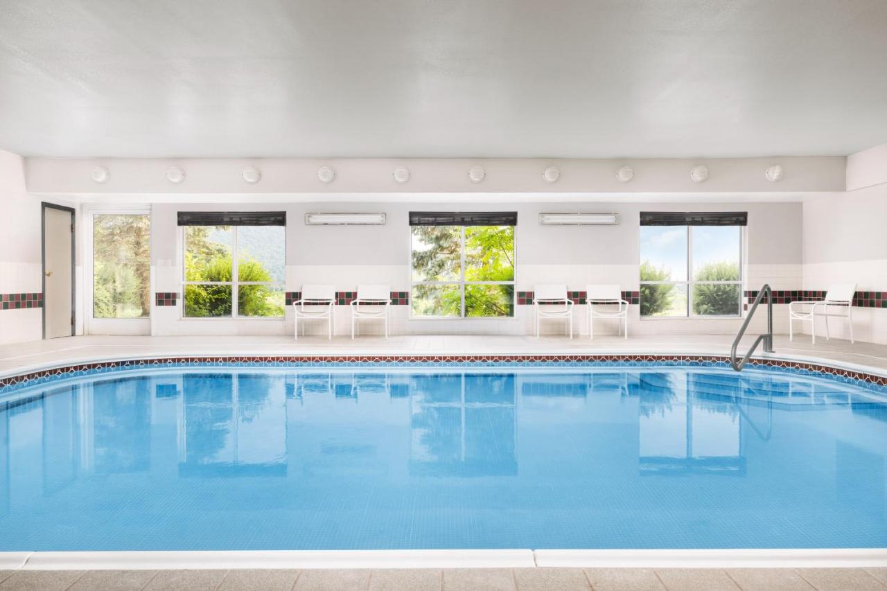  | Country Inn & Suites by Radisson, Big Flats (Elmira), NY