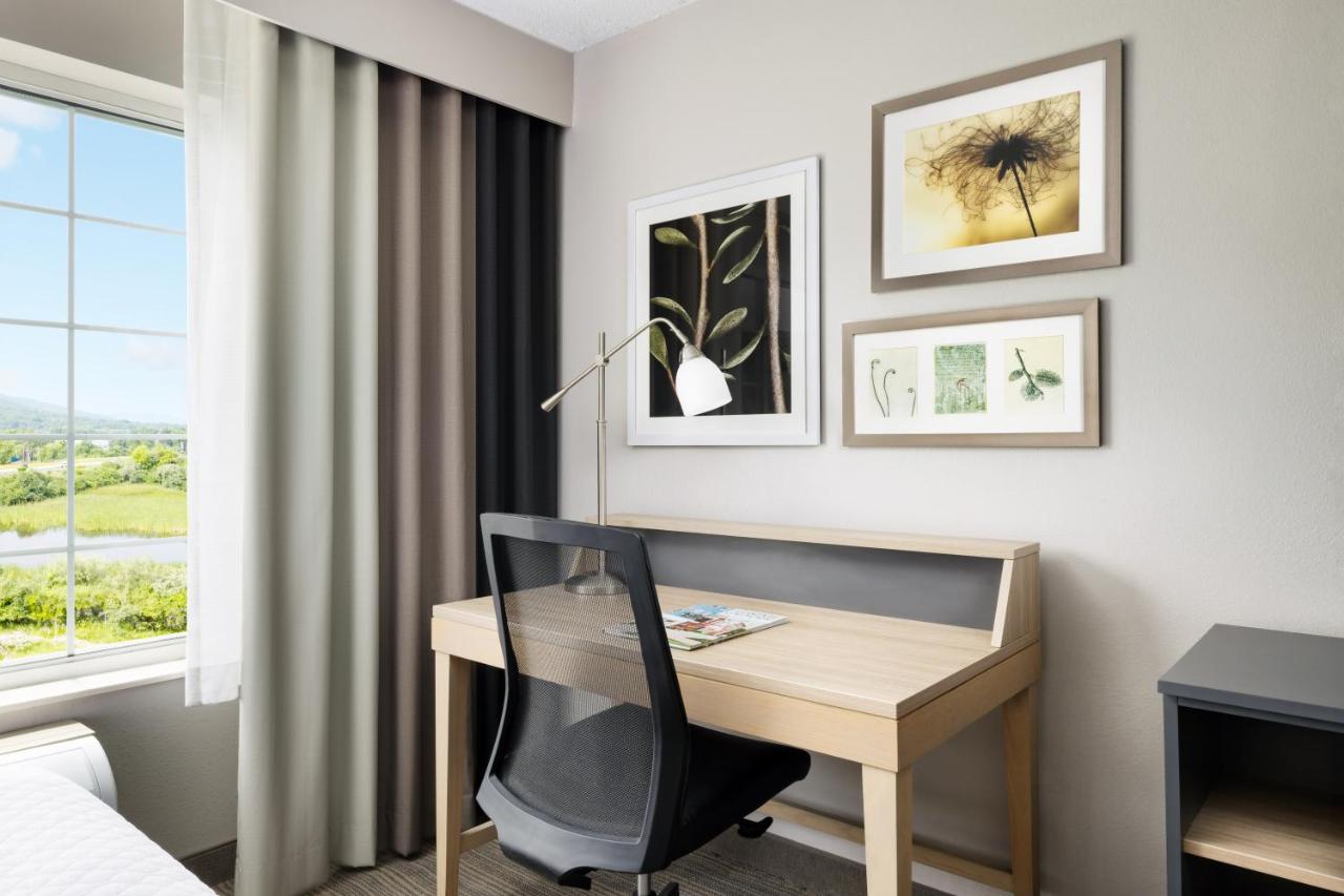 King Suite at Country Inn & Suites by Radisson, Big Flats (Elmira), NY