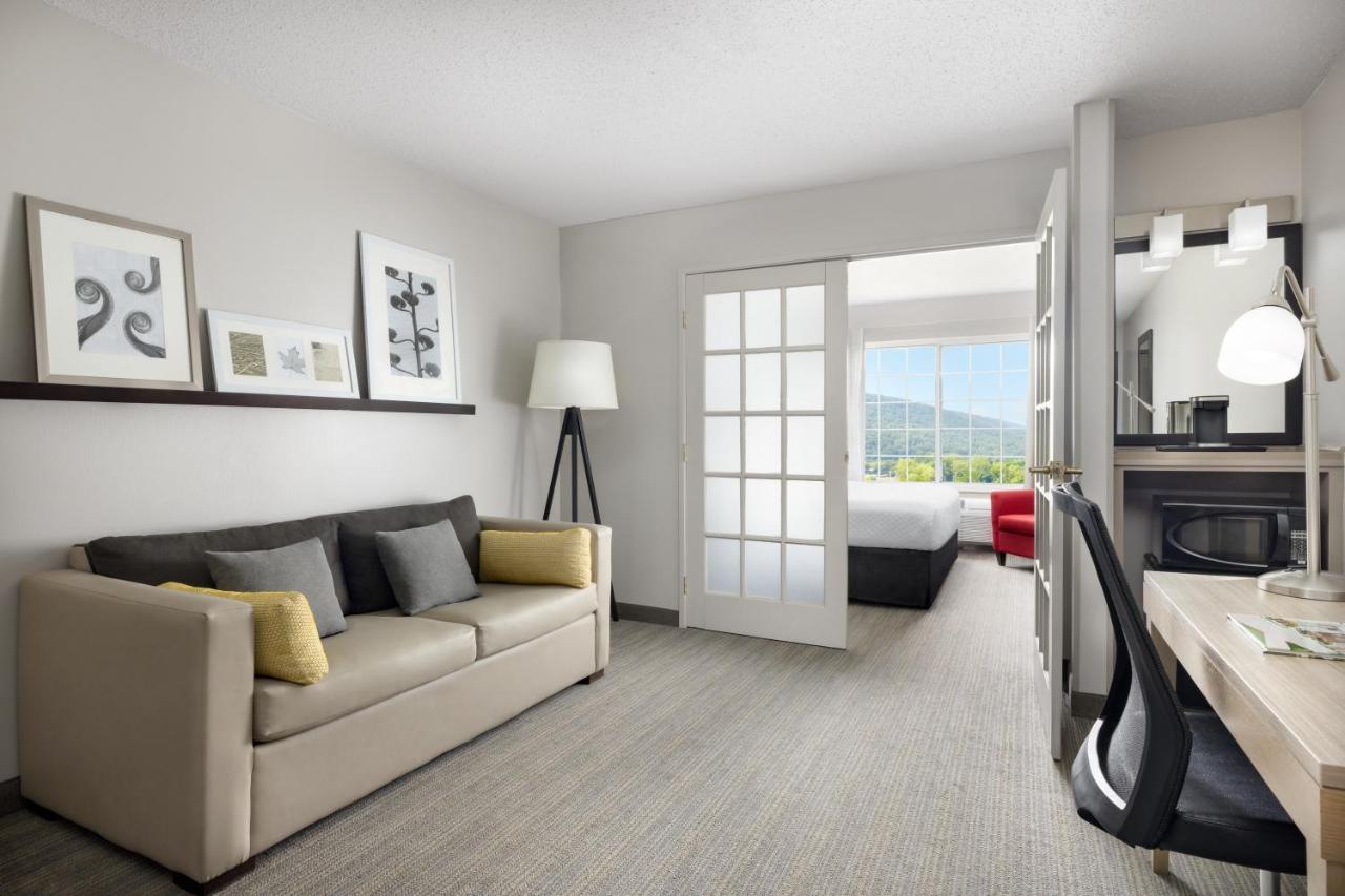 | Country Inn & Suites by Radisson, Big Flats (Elmira), NY
