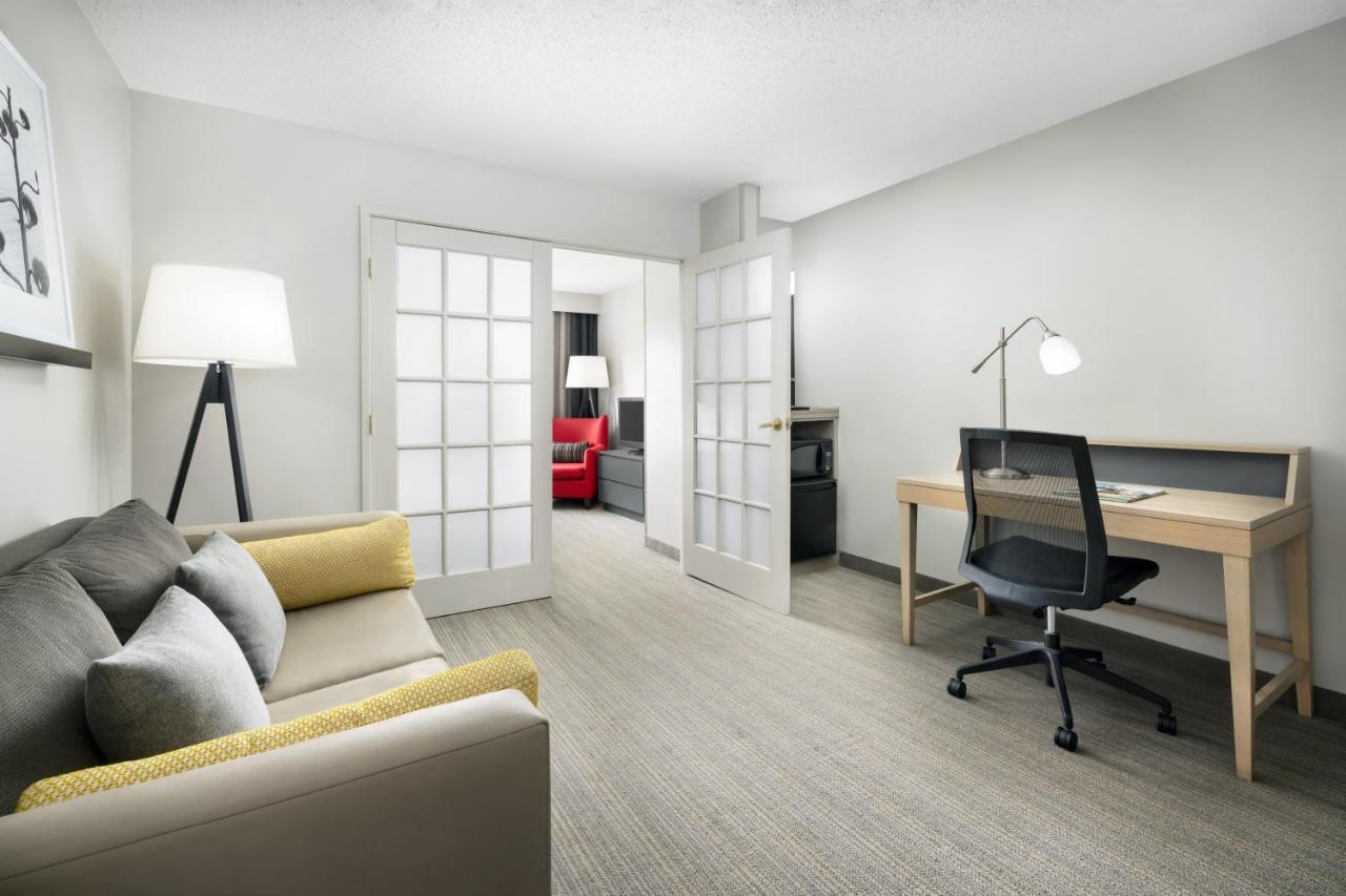 | Country Inn & Suites by Radisson, Big Flats (Elmira), NY