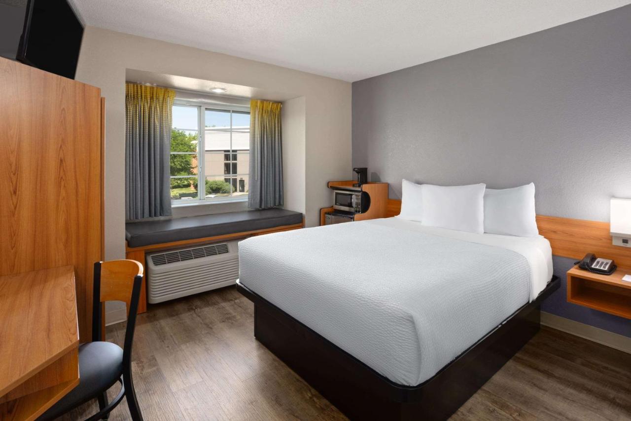 Queen Room - Non-Smoking at Microtel Inn & Suites by Wyndham Ann Arbor