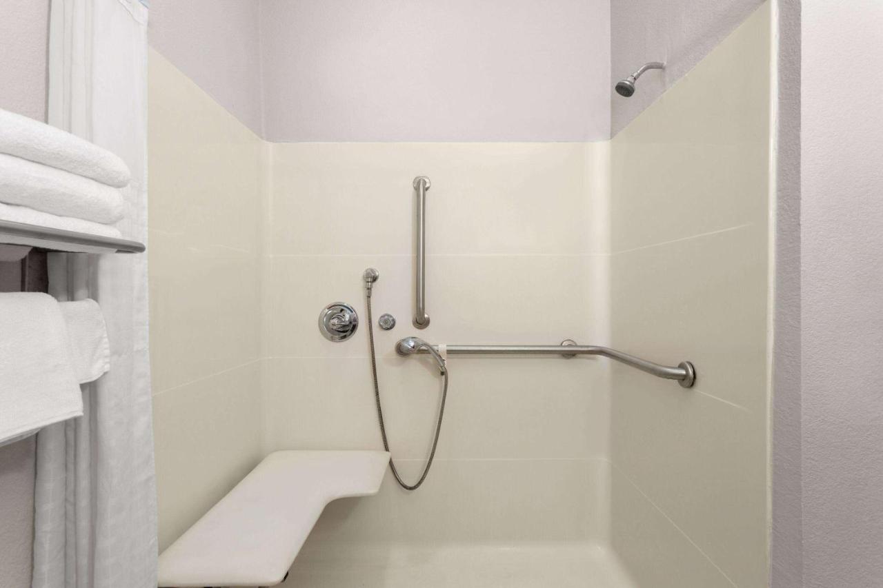 Queen Suite with Mobility Access and Roll-In Shower - Non-Smoking at Microtel Inn & Suites by Wyndham Panama City
