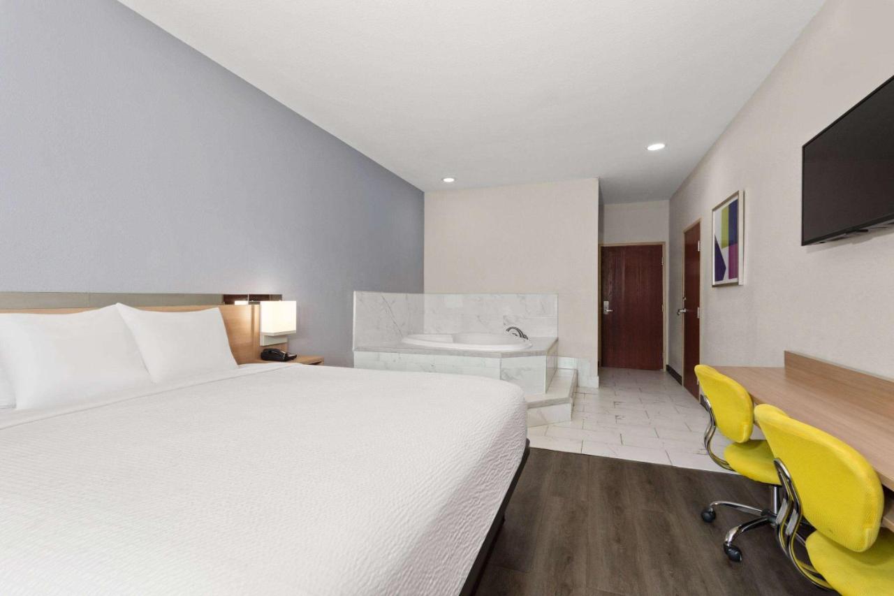 King Suite - Non-Smoking at Microtel Inn & Suites by Wyndham Panama City