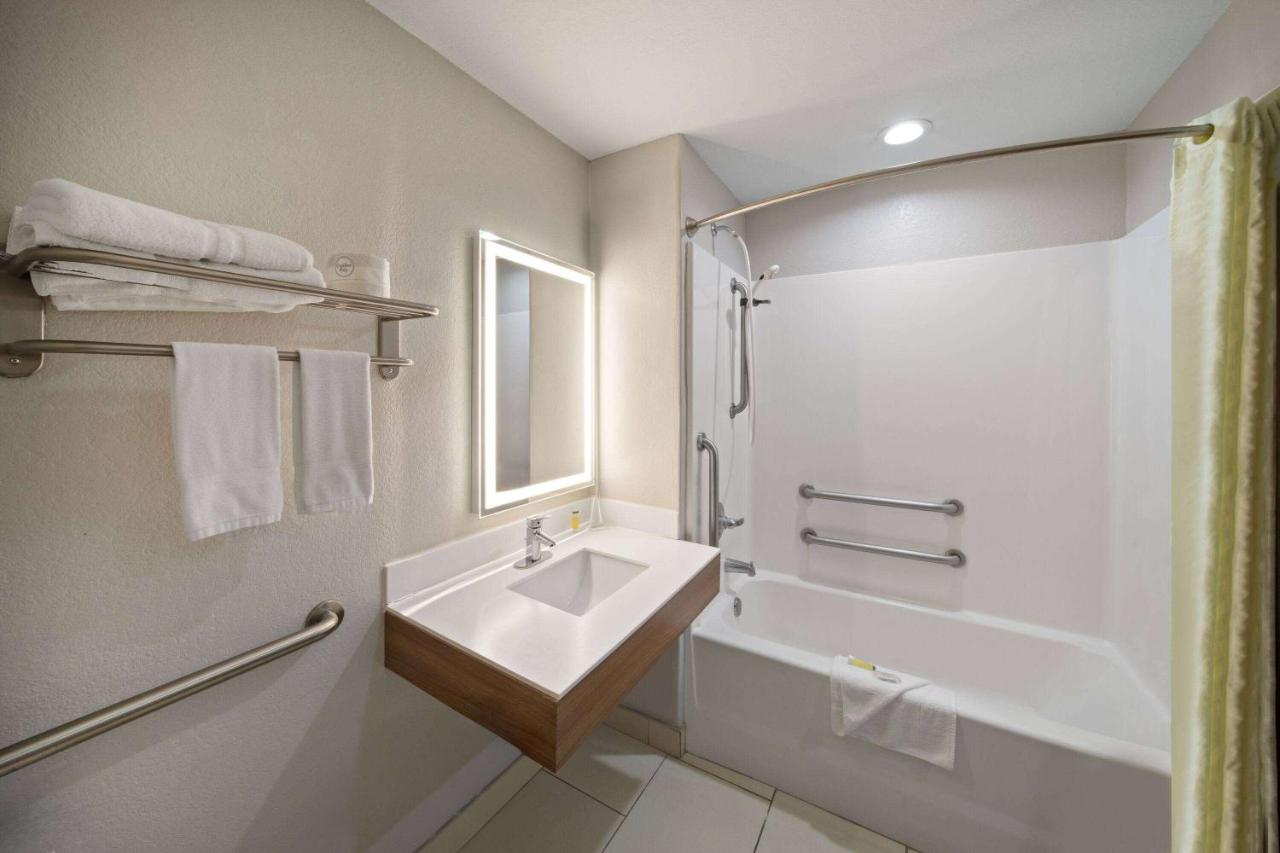 Queen Room - Non-Smoking at Microtel Inn & Suites by Wyndham Buda Austin South