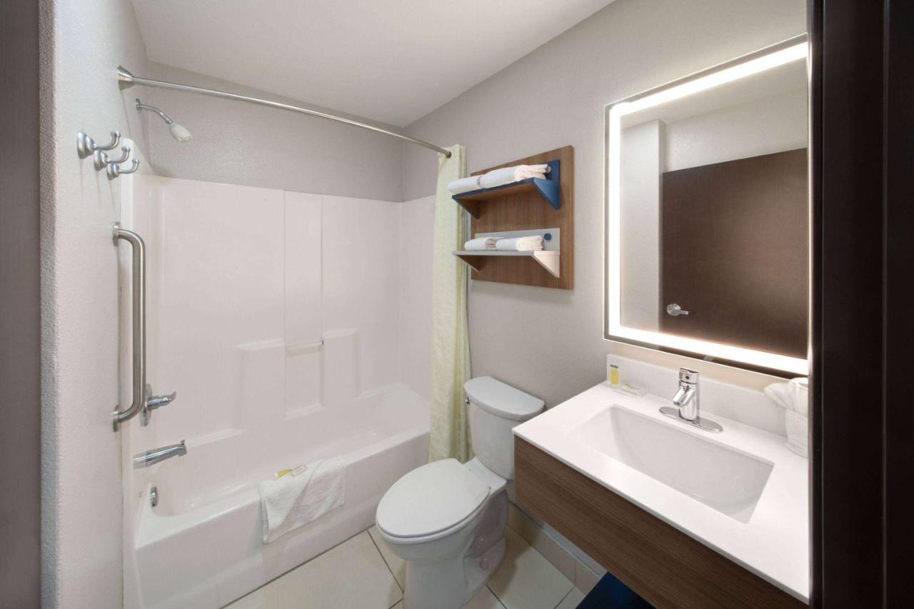 Queen Room - Non-Smoking at Microtel Inn & Suites by Wyndham Buda Austin South