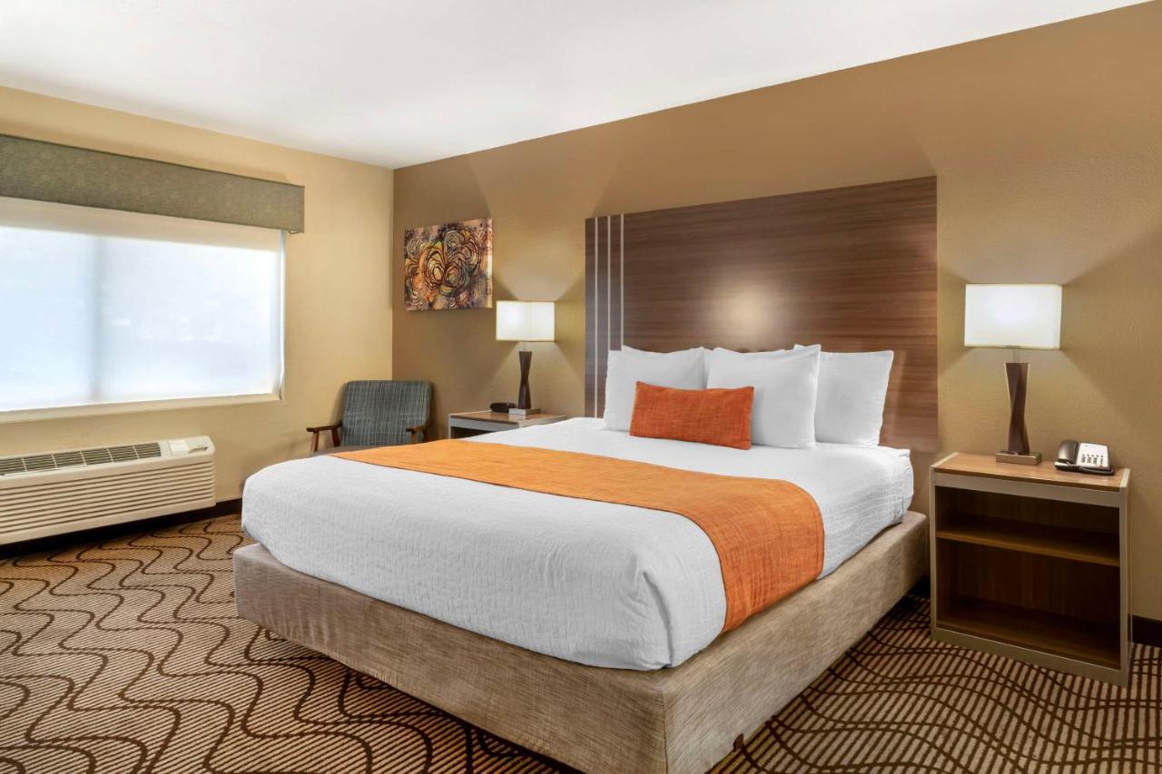 King Room - Mobility Accessible at Best Western Heritage Inn - Chico
