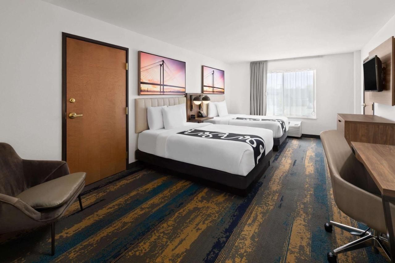 Queen Room with Two Queen Beds and Mobility/Hearing Impaired Access - Non-Smoking at La Quinta Inn & Suites by Wyndham Kennewick