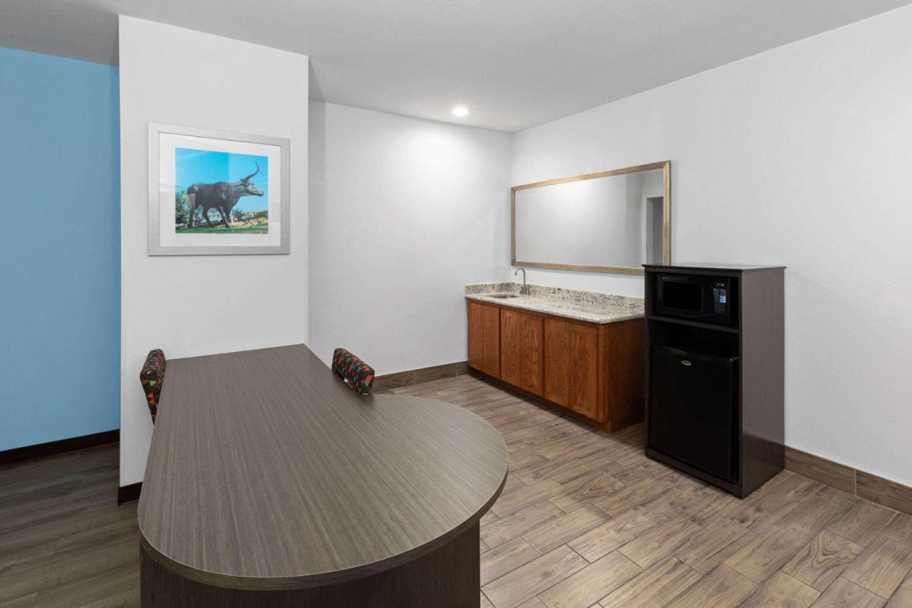 King Studio Suite - Non-Smoking at Days Inn & Suites by Wyndham Lubbock Medical Center