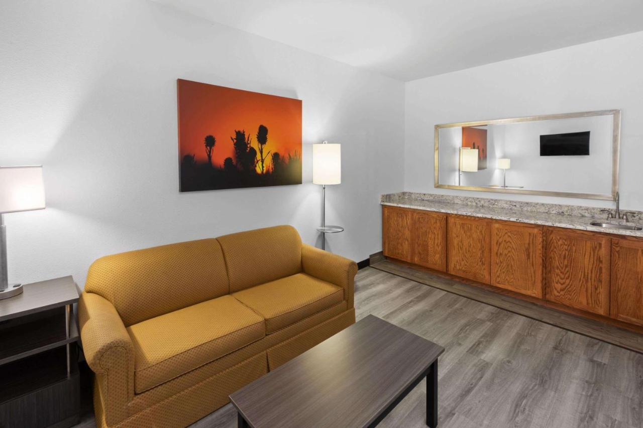 1 King Bed, Mobility/Hearing Access Studio Suite, Tub w/ Grab Bars, Non-Smoking at Days Inn & Suites by Wyndham Lubbock Medical Center
