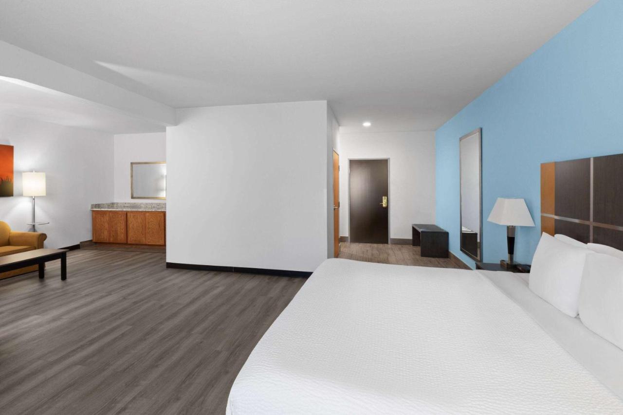 1 King Bed, Mobility/Hearing Access Studio Suite, Tub w/ Grab Bars, Non-Smoking at Days Inn & Suites by Wyndham Lubbock Medical Center